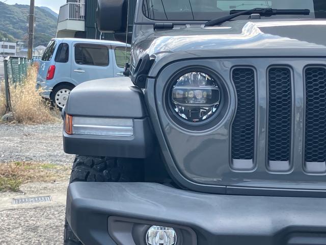 ジープ・ラングラーアンリミテッド ルビコン スミッティビルド ディフェンダーラック サイドステップ BESTOPサンライダー スタッドレスタイヤ付 純正ハードトップ積み込み ブラックレザーシート 純正ナビ バックカメラ サイドカメラ ドラレコ(3枚目)