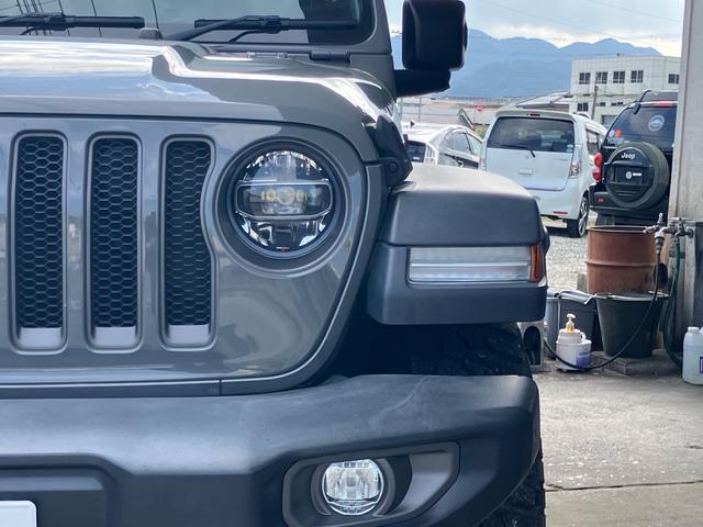 ジープ・ラングラーアンリミテッド ルビコン スミッティビルド ディフェンダーラック サイドステップ BESTOPサンライダー スタッドレスタイヤ付 純正ハードトップ積み込み ブラックレザーシート 純正ナビ バックカメラ サイドカメラ ドラレコ(4枚目)