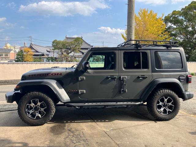 ジープ・ラングラーアンリミテッド ルビコン スミッティビルド ディフェンダーラック サイドステップ BESTOPサンライダー スタッドレスタイヤ付 純正ハードトップ積み込み ブラックレザーシート 純正ナビ バックカメラ サイドカメラ ドラレコ(6枚目)