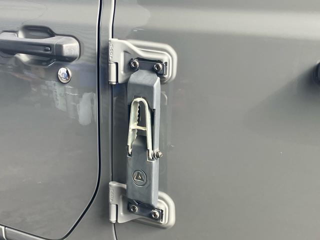 ジープ・ラングラーアンリミテッド ルビコン スミッティビルド ディフェンダーラック サイドステップ BESTOPサンライダー スタッドレスタイヤ付 純正ハードトップ積み込み ブラックレザーシート 純正ナビ バックカメラ サイドカメラ ドラレコ(12枚目)