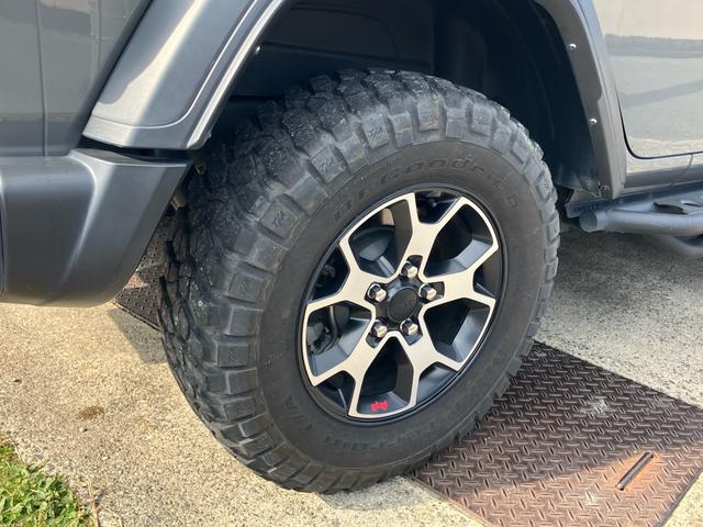 ジープ・ラングラーアンリミテッド ルビコン スミッティビルド ディフェンダーラック サイドステップ BESTOPサンライダー スタッドレスタイヤ付 純正ハードトップ積み込み ブラックレザーシート 純正ナビ バックカメラ サイドカメラ ドラレコ(17枚目)