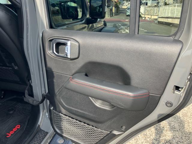 ジープ・ラングラーアンリミテッド ルビコン スミッティビルド ディフェンダーラック サイドステップ BESTOPサンライダー スタッドレスタイヤ付 純正ハードトップ積み込み ブラックレザーシート 純正ナビ バックカメラ サイドカメラ ドラレコ(18枚目)