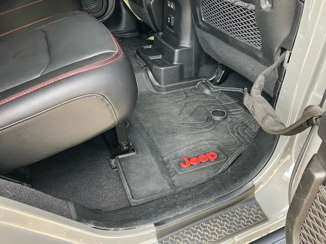 ジープ・ラングラーアンリミテッド ルビコン スミッティビルド ディフェンダーラック サイドステップ BESTOPサンライダー スタッドレスタイヤ付 純正ハードトップ積み込み ブラックレザーシート 純正ナビ バックカメラ サイドカメラ ドラレコ(20枚目)