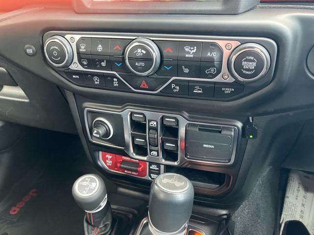 ジープ・ラングラーアンリミテッド ルビコン スミッティビルド ディフェンダーラック サイドステップ BESTOPサンライダー スタッドレスタイヤ付 純正ハードトップ積み込み ブラックレザーシート 純正ナビ バックカメラ サイドカメラ ドラレコ(39枚目)