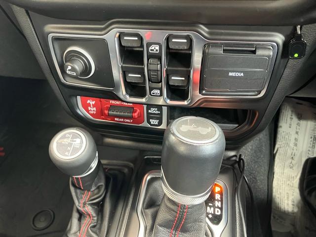 ジープ・ラングラーアンリミテッド ルビコン スミッティビルド ディフェンダーラック サイドステップ BESTOPサンライダー スタッドレスタイヤ付 純正ハードトップ積み込み ブラックレザーシート 純正ナビ バックカメラ サイドカメラ ドラレコ(40枚目)