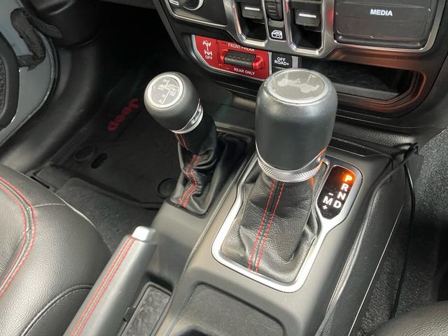 ジープ・ラングラーアンリミテッド ルビコン スミッティビルド ディフェンダーラック サイドステップ BESTOPサンライダー スタッドレスタイヤ付 純正ハードトップ積み込み ブラックレザーシート 純正ナビ バックカメラ サイドカメラ ドラレコ(41枚目)