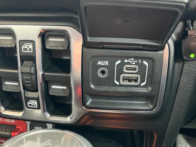 ジープ・ラングラーアンリミテッド ルビコン スミッティビルド ディフェンダーラック サイドステップ BESTOPサンライダー スタッドレスタイヤ付 純正ハードトップ積み込み ブラックレザーシート 純正ナビ バックカメラ サイドカメラ ドラレコ(50枚目)