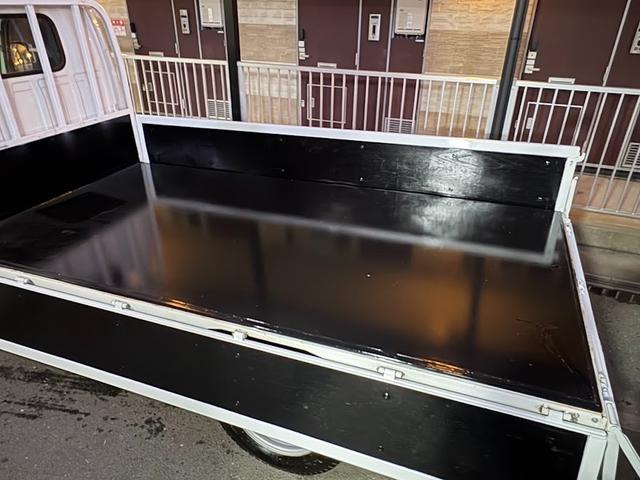 エルフトラック 平ボディ 10尺 Pレンジ付きオートマ 積載2トン 全低床 荷台鉄板張り新調 アオリ再塗装 純正LEDヘッドライト ナビ ETC キーレス メッキパーツ(12枚目)