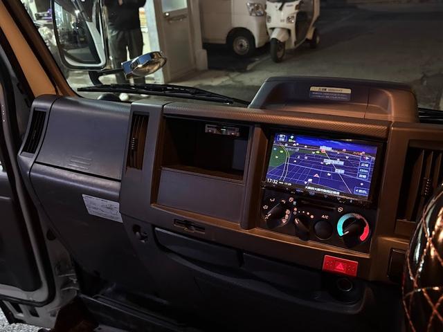 エルフトラック 平ボディ 10尺 Pレンジ付きオートマ 積載2トン 全低床 荷台鉄板張り新調 アオリ再塗装 純正LEDヘッドライト ナビ ETC キーレス メッキパーツ(20枚目)