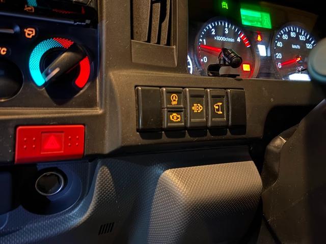 エルフトラック 平ボディ 10尺 Pレンジ付きオートマ 積載2トン 全低床 荷台鉄板張り新調 アオリ再塗装 純正LEDヘッドライト ナビ ETC キーレス メッキパーツ(23枚目)