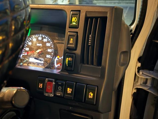 エルフトラック 平ボディ 10尺 Pレンジ付きオートマ 積載2トン 全低床 荷台鉄板張り新調 アオリ再塗装 純正LEDヘッドライト ナビ ETC キーレス メッキパーツ(24枚目)