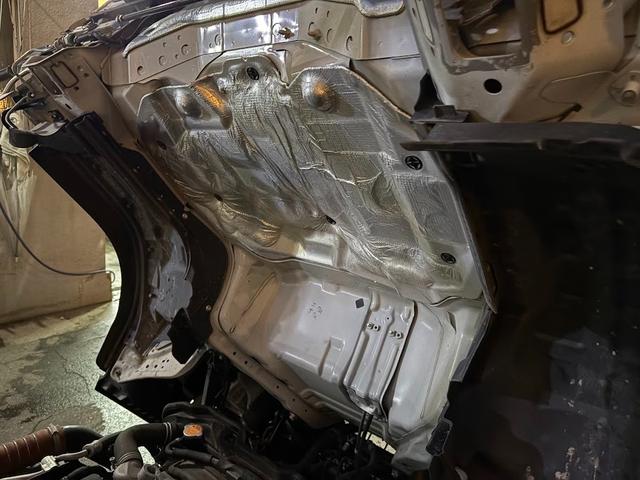 エルフトラック 平ボディ 10尺 Pレンジ付きオートマ 積載2トン 全低床 荷台鉄板張り新調 アオリ再塗装 純正LEDヘッドライト ナビ ETC キーレス メッキパーツ(30枚目)