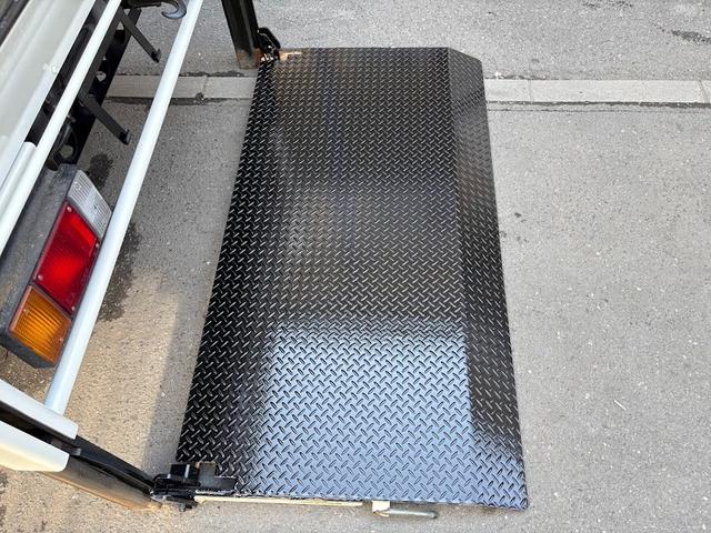 タイタントラック 10尺 垂直パワーゲート付き 積載3トン Pレンジ付きオートマ 荷台鉄板 荷台加工物(取り外し可) 高床 荷台仕上げ済み メッキパーツ ETC付き エルフOEM 新明和(12枚目)