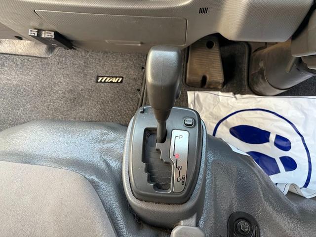 タイタントラック 10尺 垂直パワーゲート付き 積載3トン Pレンジ付きオートマ 荷台鉄板 荷台加工物(取り外し可) 高床 荷台仕上げ済み メッキパーツ ETC付き エルフOEM 新明和(28枚目)