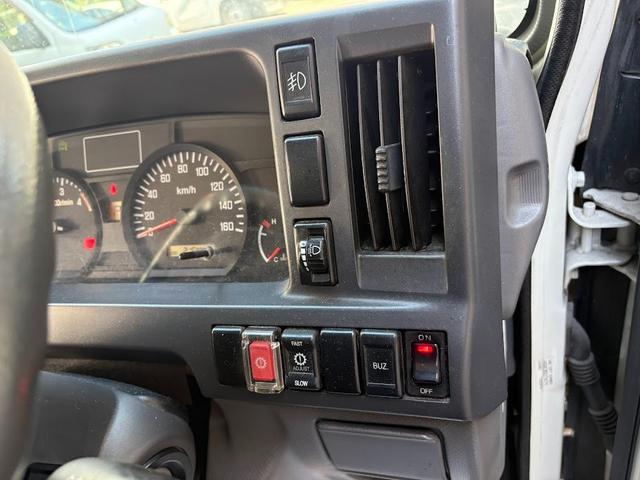 タイタントラック 10尺 垂直パワーゲート付き 積載3トン Pレンジ付きオートマ 荷台鉄板 荷台加工物(取り外し可) 高床 荷台仕上げ済み メッキパーツ ETC付き エルフOEM 新明和(30枚目)