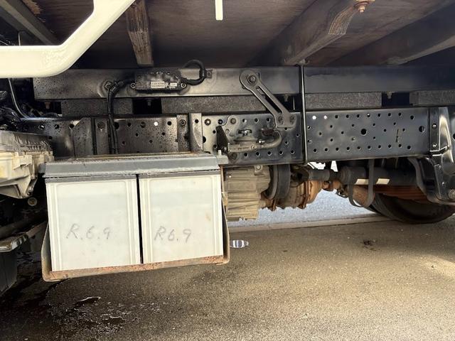 タイタントラック 10尺 垂直パワーゲート付き 積載3トン Pレンジ付きオートマ 荷台鉄板 荷台加工物(取り外し可) 高床 荷台仕上げ済み メッキパーツ ETC付き エルフOEM 新明和(34枚目)