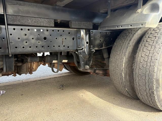 タイタントラック 10尺 垂直パワーゲート付き 積載3トン Pレンジ付きオートマ 荷台鉄板 荷台加工物(取り外し可) 高床 荷台仕上げ済み メッキパーツ ETC付き エルフOEM 新明和(35枚目)