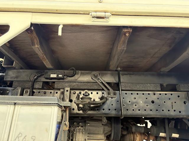 タイタントラック 10尺 垂直パワーゲート付き 積載3トン Pレンジ付きオートマ 荷台鉄板 荷台加工物(取り外し可) 高床 荷台仕上げ済み メッキパーツ ETC付き エルフOEM 新明和(36枚目)