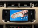 フルセグ放送に対応しております。デュアルビュータッチスクリーンが搭載されており、運転席からはナビ画面、助手席からはTV画面というように、それぞれ見る角度によって異なる映像を映し出すことが可能です。