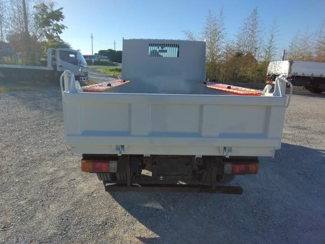 デュトロ 　３ｔ　低床　強化ダンプ　最大積載量３，０００ｋｇ　ＡＴ車　１３５ＰＳ　ターボ車　実走行５４，０００ｋｍ　ＥＴＣ　アドブルー不要　極東製　荷台内寸（Ｌ３０５／Ｗ１５９／Ｈ３７）　Ｎｏ．１０２４（6枚目）