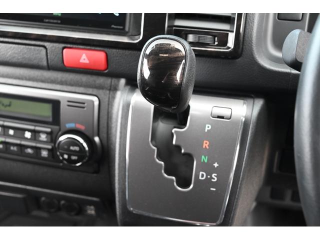 ハイエースバン スーパーGL ダークプライムII ユーザー買取 1オーナー 禁煙 ベッドキット ローダウン デジタルインナーミラー パノラミックビュー Bluetooth ETC 前後ドライブレコーダー 社外コンソール 社外スピーカー LED(76枚目)