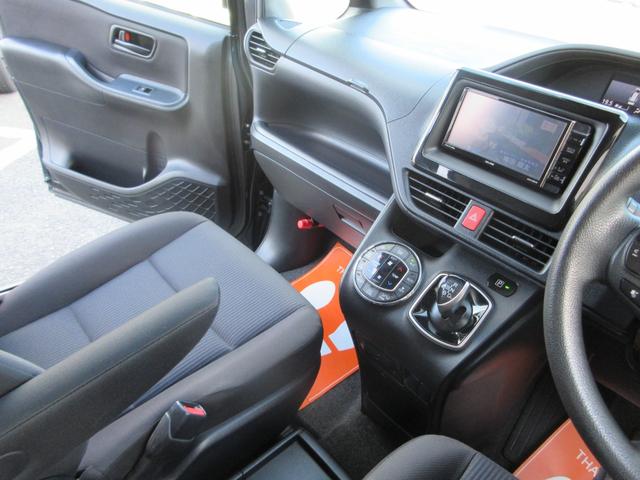 ヴォクシー ハイブリッドＸ　ワンオーナー／衝突被害軽減システム／ワンセグナビ／バックカメラ／ＥＴＣ／ＣＤ＆ＤＶＤ再生可能／ブルートゥース／ＵＳＢ入力端子／ドライブレコーダー／プッシュスタート／左側パワースライドドア／ＨＩＤ（5枚目）