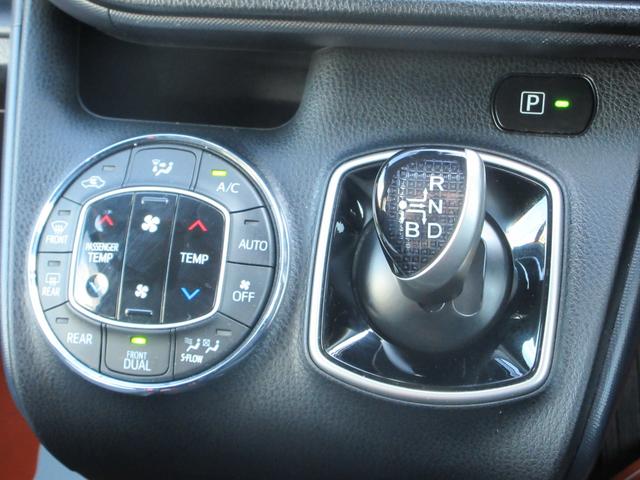 ヴォクシー ハイブリッドＸ　ワンオーナー／衝突被害軽減システム／ワンセグナビ／バックカメラ／ＥＴＣ／ＣＤ＆ＤＶＤ再生可能／ブルートゥース／ＵＳＢ入力端子／ドライブレコーダー／プッシュスタート／左側パワースライドドア／ＨＩＤ（39枚目）