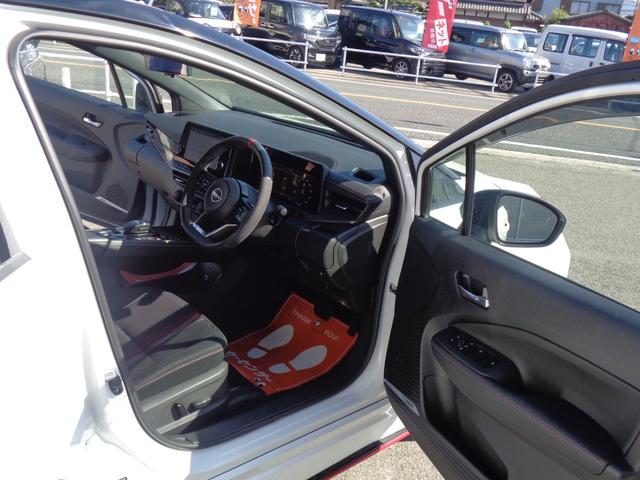 オーラ ニスモ BOSEサウンドシステム/衝突被害軽減システム/ブラインドスポットモニター/リアクロストラフィックアラート/フルセグナビ/ドラレコ/デジタルミラー/置くだけ充電/360度カメラ(13枚目)