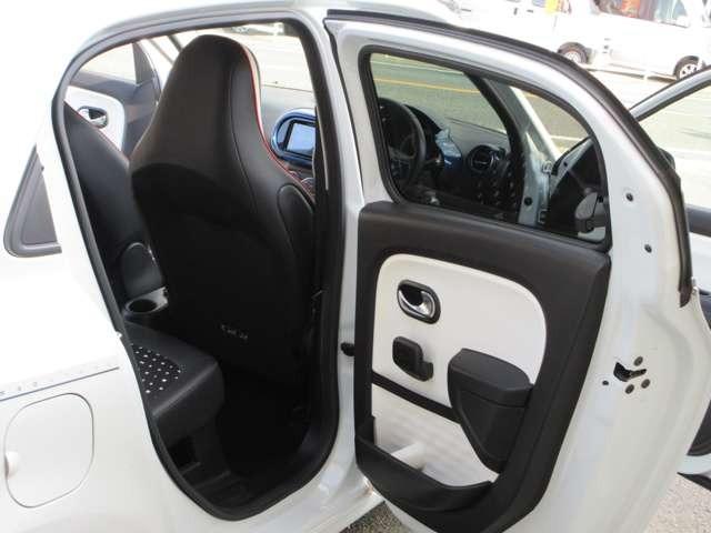 トゥインゴ シグネチャー　後期型／ディスプレイオーディオ／バックカメラ／ＥＴＣ／ワンオーナー／限定５０台／シートヒーター／ＡｐｐｌｅＣａｒＰｌａｙ／ＡＵＸ／ＵＳＢ入力端子／ＬＥＤヘッドランプ（11枚目）