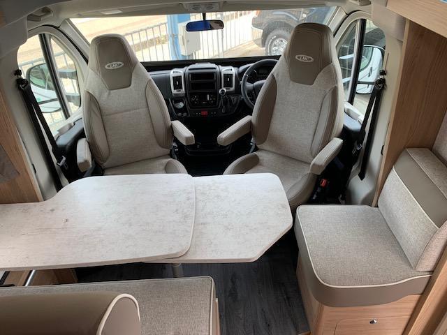 フィアットその他 フィアット デュカト ｌｍｃ ｃｒｕｉｓｅｒ ｖ６４６ｇ ９速ａｔ クリーンディーゼル １８０馬力 ｆｆヒーター ボイラー 冷蔵庫 アルミホイール クラスｂ 滋賀県 デュカト ｌｍｃ ｃｒｕｉｓｅｒ ｖ６４６ｇ ９速ａｔ クリーンディーゼル １８０