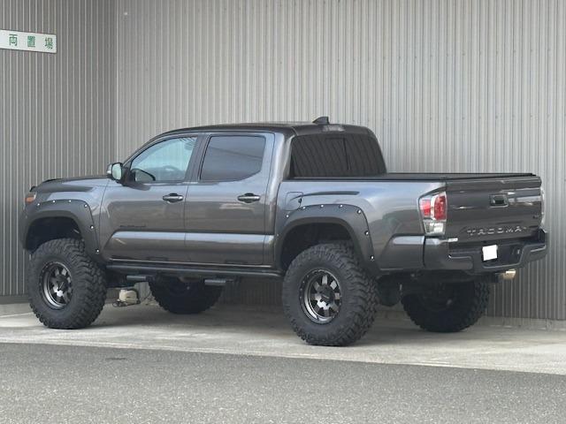タコマ ダブルキャブ　ＴＲＤオフロード　新車並行　リフトアップ　ＲＡＣＥ　ＬＩＮＥ１７インチＡＷ　３５インチタイヤ　社外ヘッドライト　オーバーフェンダー　Ｎ－ＦＡＢサイドステップ　レーダークルーズ　ＢＳＭ（15枚目）