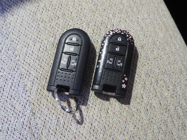 �d�q�J�[�h�L�[�͂Q�t���B�ʐ^���͏����p�i�̍����̃J�o�[����������Ă��܂��B