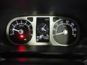 速度計とタコメーターが左右に配置された、見やすいメーターパネルです。