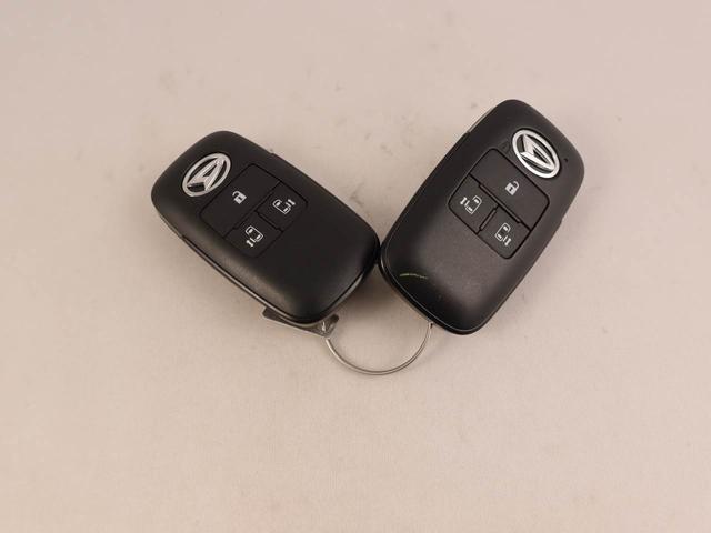 電子カードキーを携帯していれば、フロントドアハンドルのリクエストスイッチに触れるだけでドアを施錠・解錠できます。