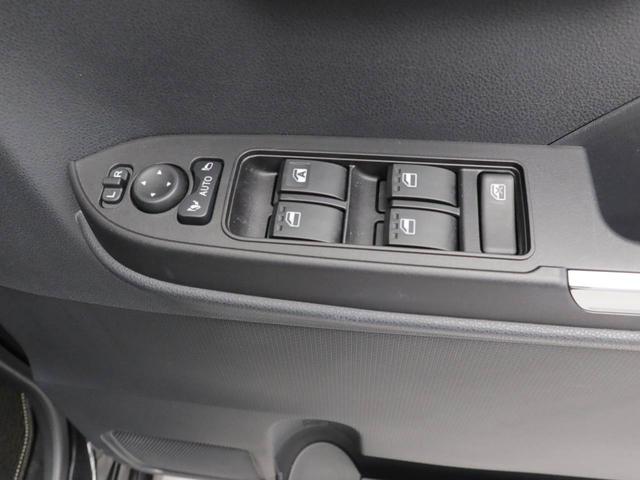 パワーウィンドゥ 運転席ドアスイッチ照明付です。電動格納ミラーも手元でワンモーションで可能です。