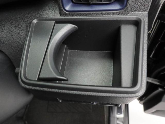 カップホルダーは運転席や助手席からちょうど手の届く位置です!!