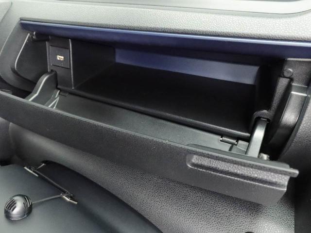 インパネ上部の収納スペースのアッパートレイ。伝票や筆記具、スマートフォンなどの一時的な置き場所として役立ちます。