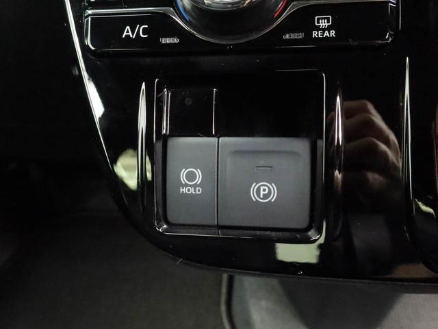 指先だけで操作ができる「電動パーキングブレーキ」搭載。オートモードの場合、シフトを「P」レンジにすると自動でパーキングブレーキが作動します。またアクセルを踏むと自動解除される為、発進がスムーズです。