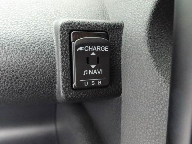 スマートフォンの充電等に使える電気製品の電源が車内でとれるアクセサリーソケット)を装備しています