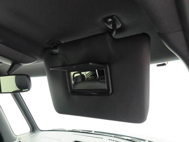 運転席、助手席のサンバイザーの裏にはバニティミラーが装備、身だしなみに役立ちます。