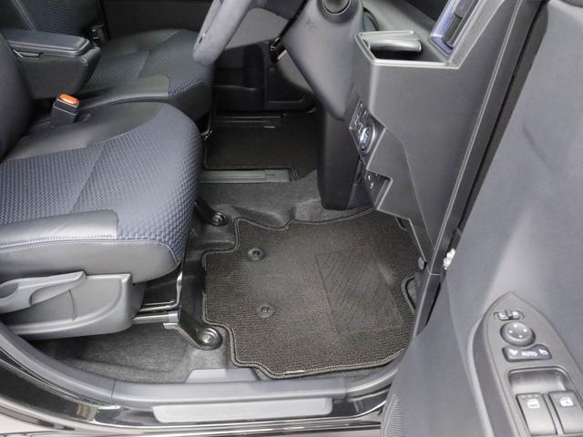 インパネシフト インパネシフトで操作性もよく、インパネ下部もスッキリしてます。