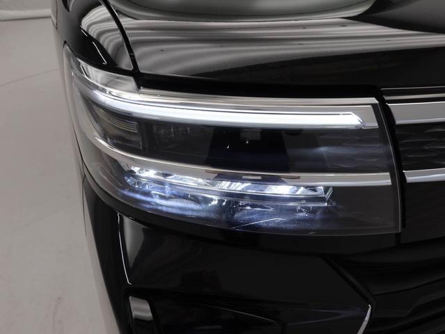 LEDヘッドライト 白く明るい光で夜間走行の安心感を高めます。カスタムグレードは、乗車人数や荷物の量に応じて、照射軸の上下方向を自動調節するオートレベリング機能付です。