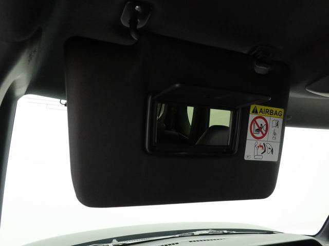 運転席、助手席のサンバイザーの裏にはバニティミラーが装備、身だしなみに役立ちます。