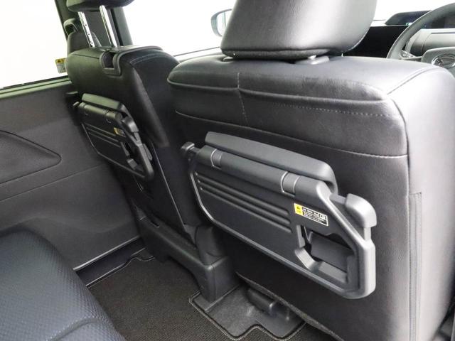 格納式シートバックテーブル 物が落ちにくいふち高のテーブルはタブレットが立てかけられ、お子さま用のマグカップや500mlの紙パックが入るカップホルダーも備えています。