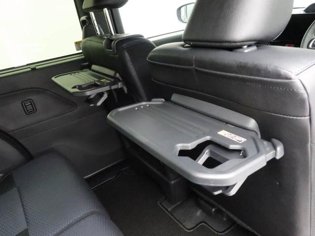 格納式シートバックテーブル 物が落ちにくいふち高のテーブルはタブレットが立てかけられ、お子さま用のマグカップや500mlの紙パックが入るカップホルダーも備えています。