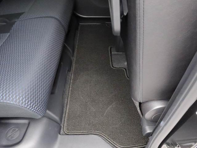 後部座席  ダイハツの技術が生んだ広い室内。リア席のひざ前も広々。大人が楽に座れるゆとりを実現しています。