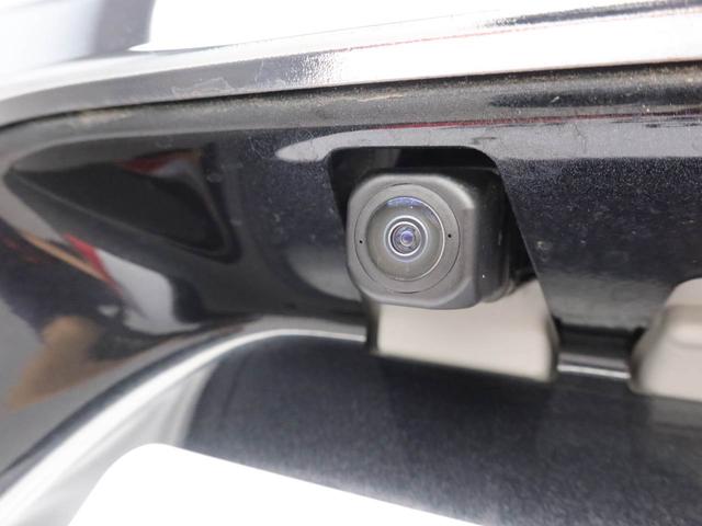 後退時に車両の後ろ側をモニター画面に表示します。車庫入れなどでバックする際に後方確認ができて便利です。車庫入れが苦手な人もこれで安心。