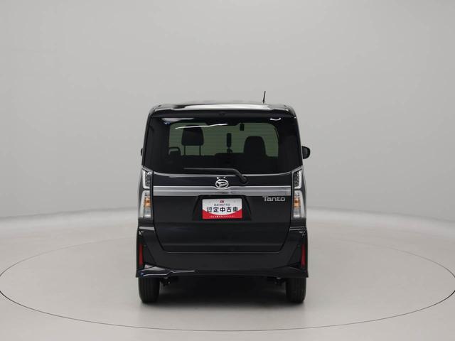 樹脂製のバックドアで軽い力で開け閉めできます。小柄な方でも扱いやすいです。