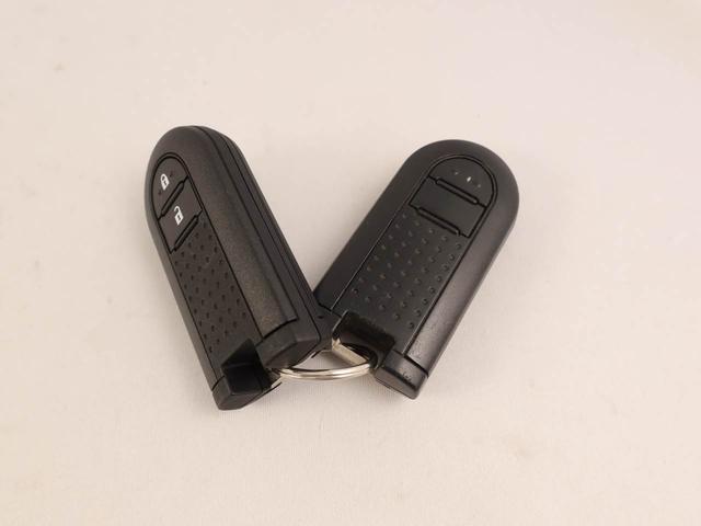 カバンやポケットに入れたままでもドアの施錠・解錠が可能なスマートキーを装備。エンジンのオン・オフ時もカギを取り出す必要が無いからとっても便利です♪