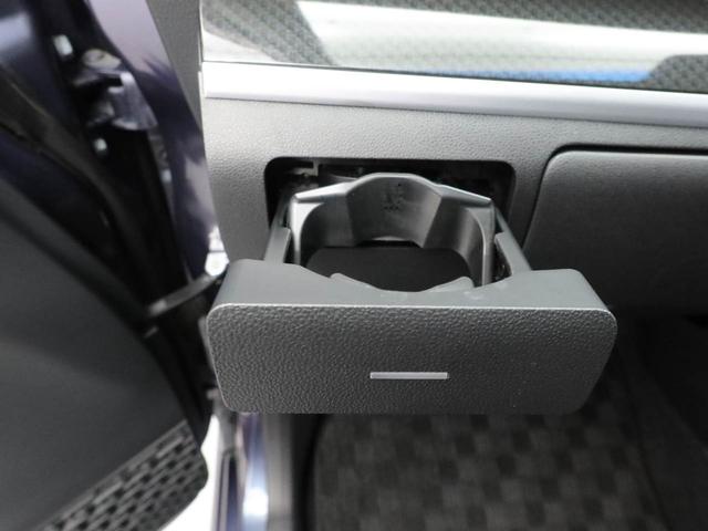 カップホルダーは運転席や助手席からちょうど手の届く位置です！！